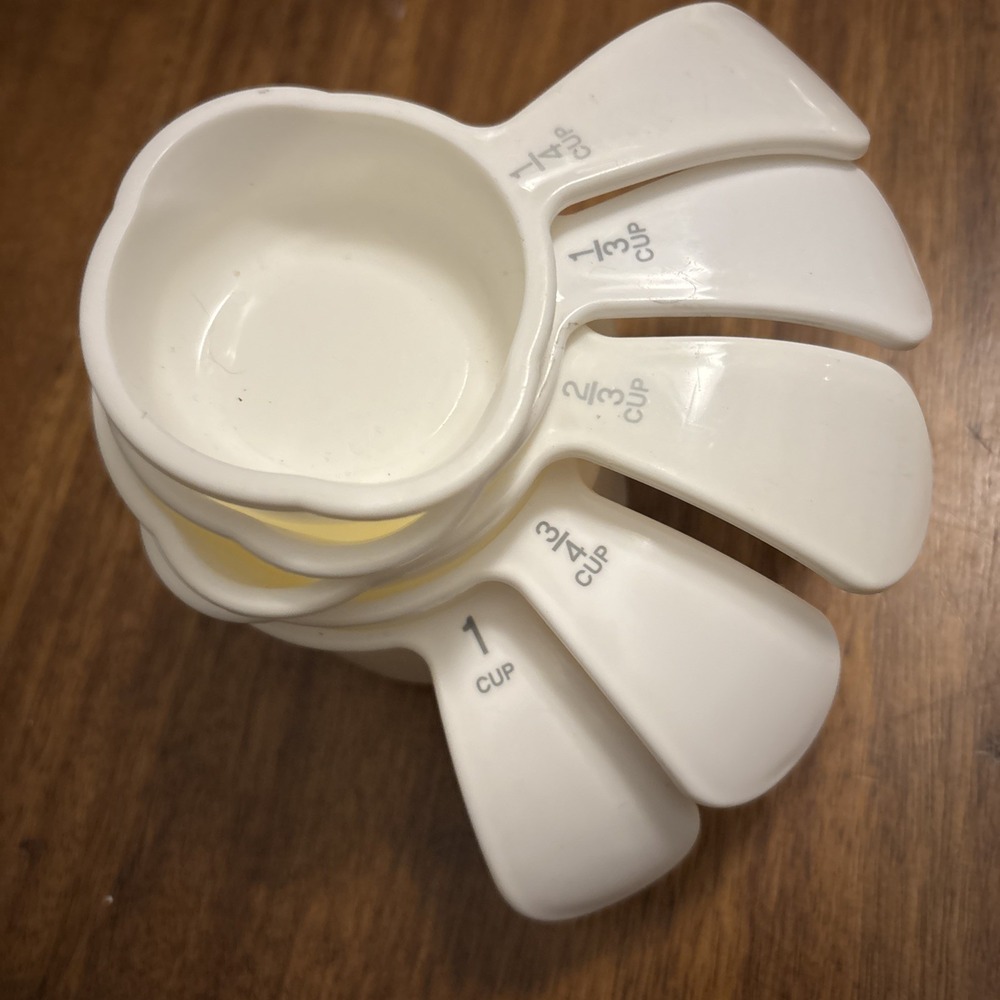 5 Vintage Tupperware White Curved Handle Plastic‎ Measuring Cups